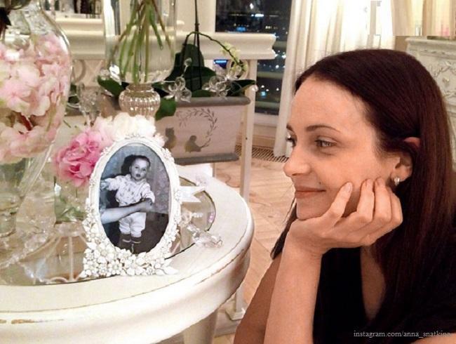 Архивное фото 2013г. Анна Снаткина и фото маленькой Вероники на столе.