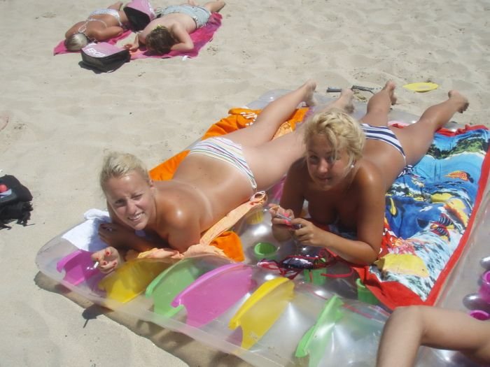 Девушки на пляже (62 фото)