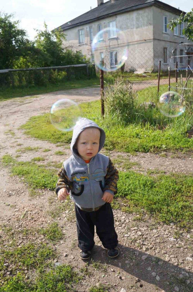малыш и мыльные пузыри
